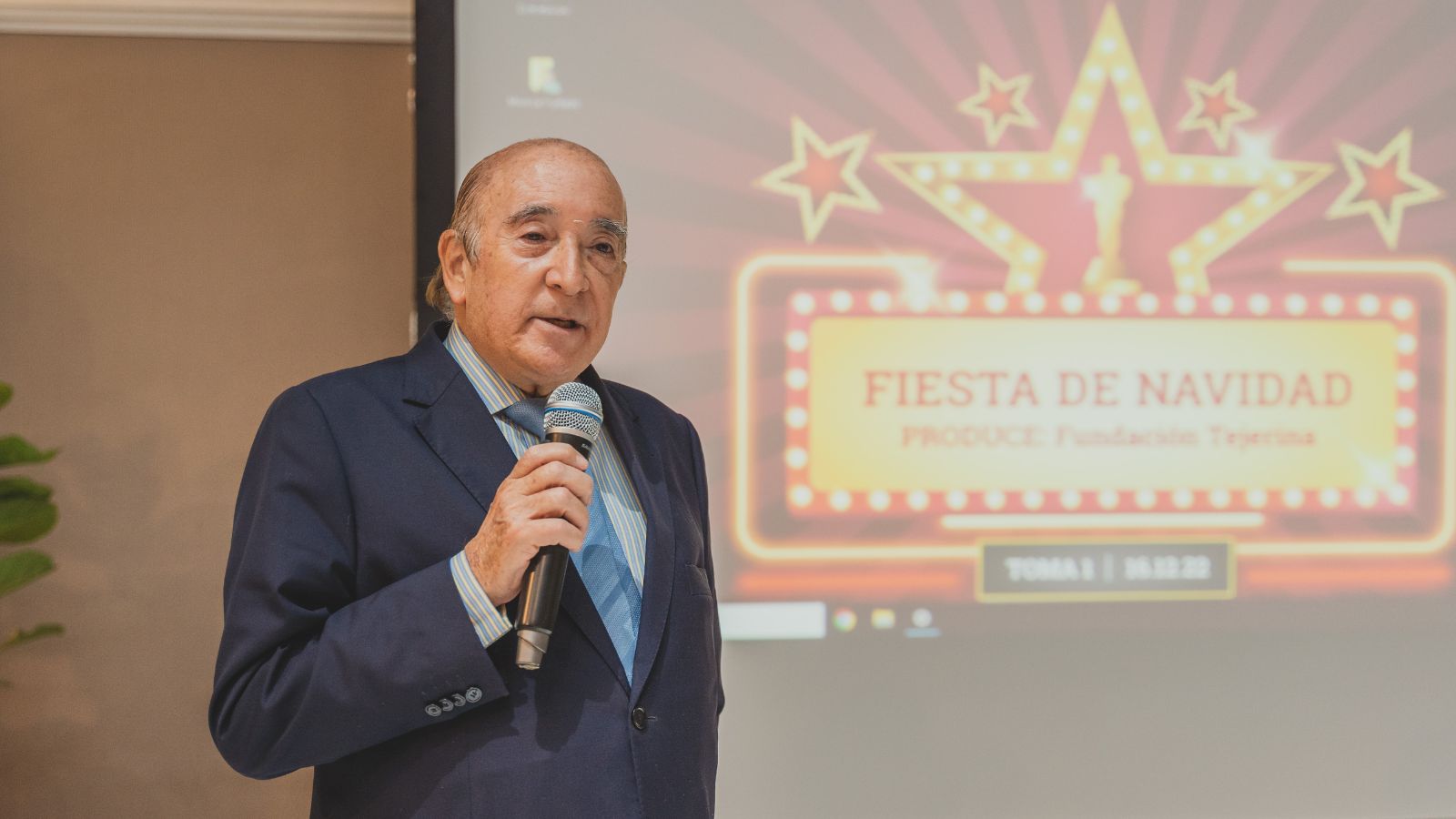 Dr. Armando Tejerina en la Fiesta de Navidad