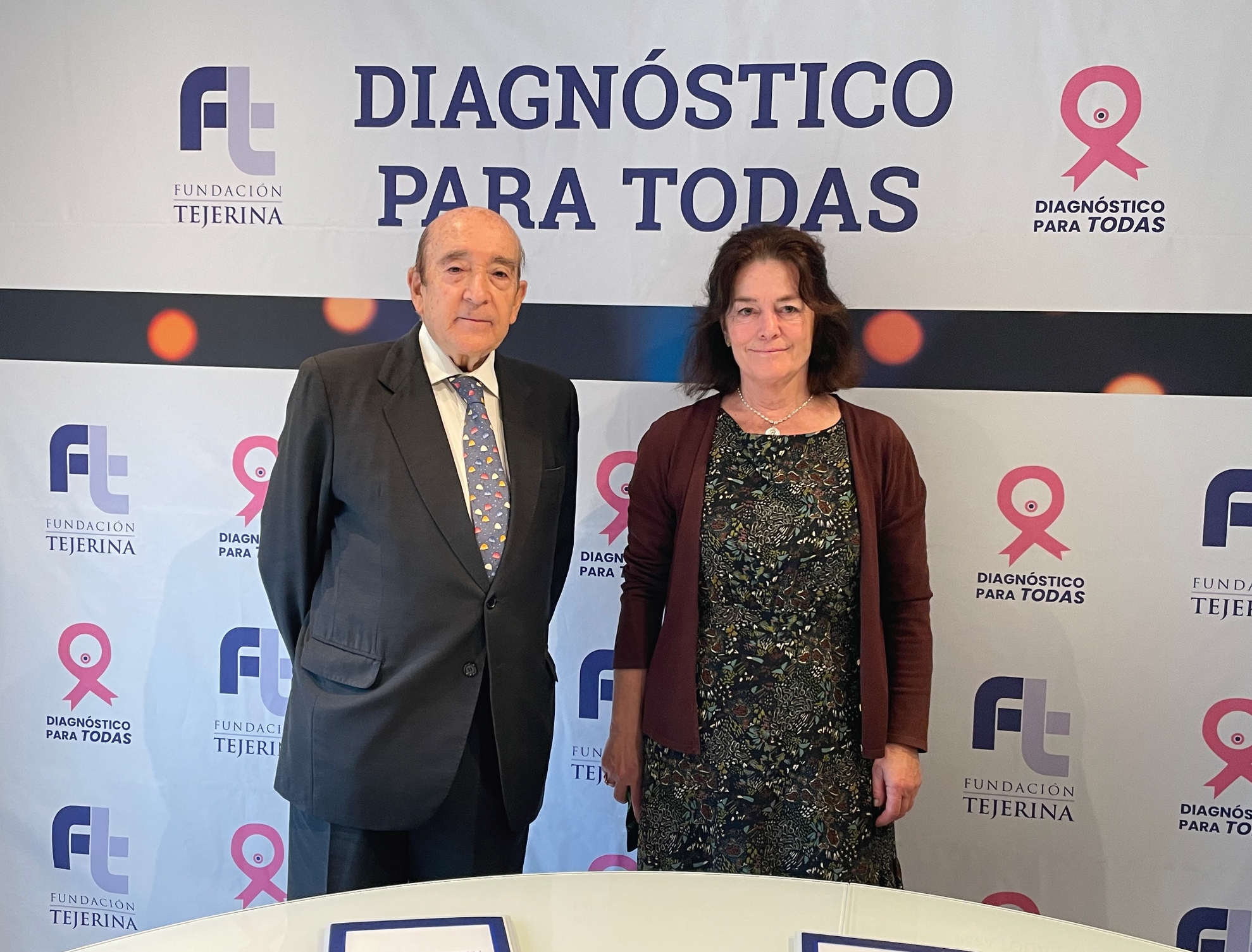 Prof. Armando Tejerina y Dna. Aline Finat en la firma del convenio